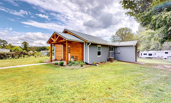 Hendersonville Cottage | Cottage in Hendersonville with yard, Patio, Full Kitchen and WIFI