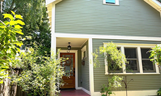 Irvington House | Cottage in Historic Irvington neighborhood near Convention Center and shops!