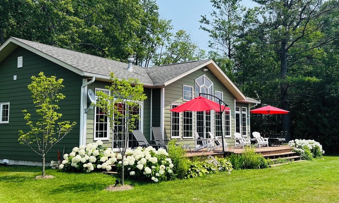 Honey Harbour Cottage | Cottage in Muskoka, Georgian Bay. 3 bed 2 bath with shallow entry beach