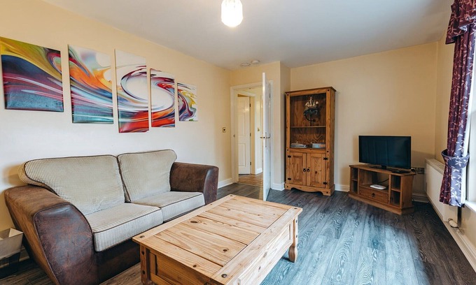 Eaton Mascott Cottage | Cottage in Netley Hall with Lush Gardens