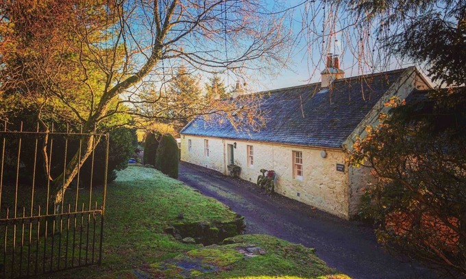 Lochwinnoch Cottage | Cottage in the Glen - Breathtaking secluded Cottage with Hot Tub