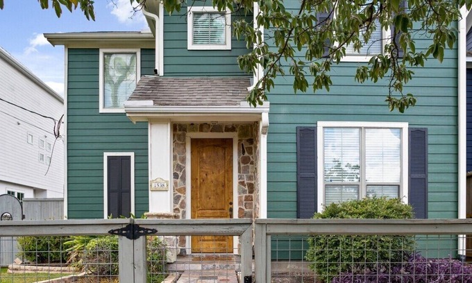 Shady Acres House | Cottage In The Heights!