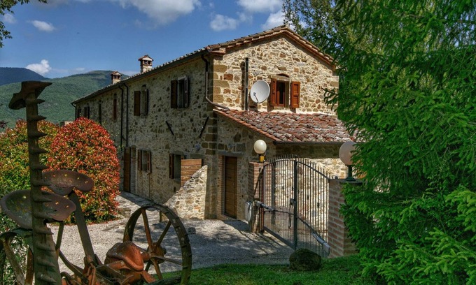 Lisciano Niccone Cottage | Cottage in Umbria with Lake Views & Pool
