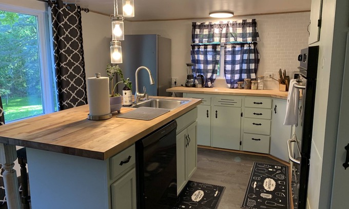 Macedon Cottage | Cottage, large private backyard, 4 cars, sleeps 8