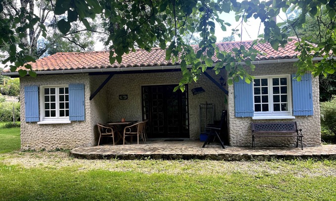 Varaignes Cottage | Cottage 'Le Pêcheur' with Lake View, Shared Pool and Private Terrace