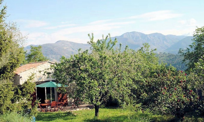 Berre-des-Alpes Cottage | Cottage 'Les Lys' with Mountain View, Wi-Fi and Air Conditioning
