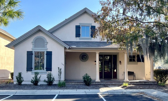 Bluffton Cottage | Cottage Living is the life for me! Sleeps 8!