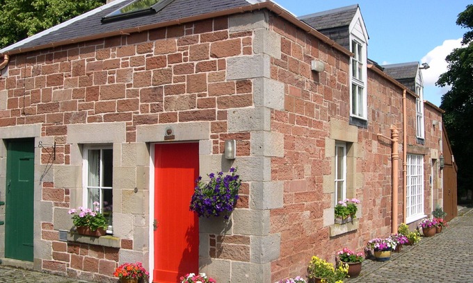 Melrose Cottage | Cottage Located In A Stunning South Facing Two Acre Private Garden Setting