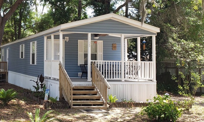 Steinhatchee Cottage | Cottage located in a local fish camp with boat parking.
