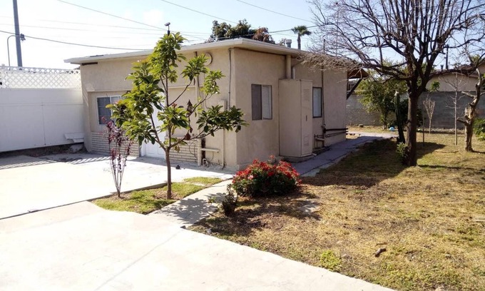 Lawndale House | Cottage Near Beach LAX Wifi Freeway Disney Mall Northrop Stadium SpaceX