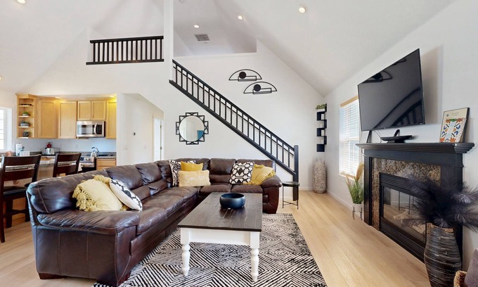 Four Sisters House | Cottage near the beach with hot tub, gas fireplace, washer/dryer, dog-friendly
