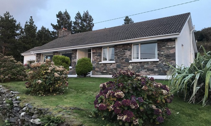 Derrynane House | Cottage near the beach with sea views