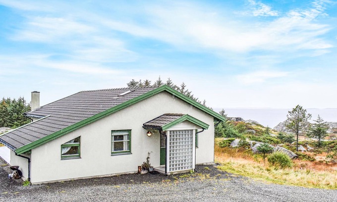 Haugesund House | Cottage nestled in beautiful natural surroundings, just outside Haugesund.