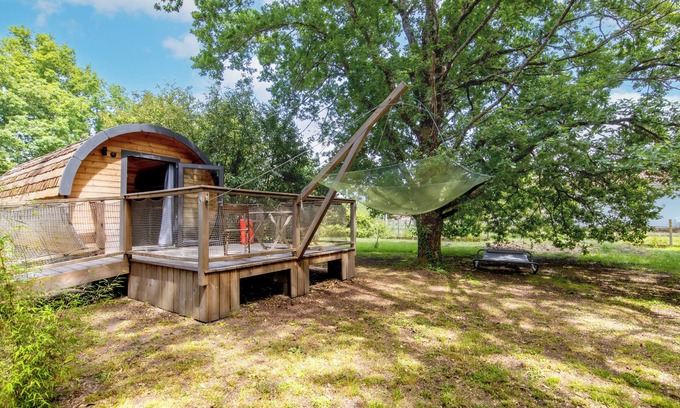 Saint-Vivien-de-Medoc House | Cottage 'Ôtonneauxstress - Le Pêcheur' with Private Terrace, Shared Garden and Wi-Fi