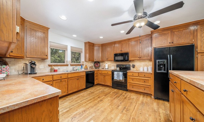 Bixby Cottage | Cottage on 160 Acres | Stocked Lakes | Firepit | 30 Minutes to Tulsa