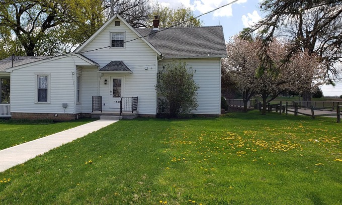 Mechanicsburg House | Cottage on 2 acre lot next to Little Darby Creek