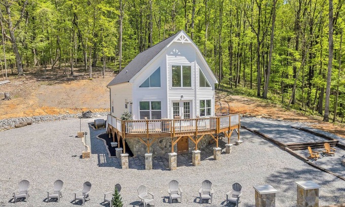 Arlington House | Cottage on a Private Vineyard with Scenic Views and Hot Tub