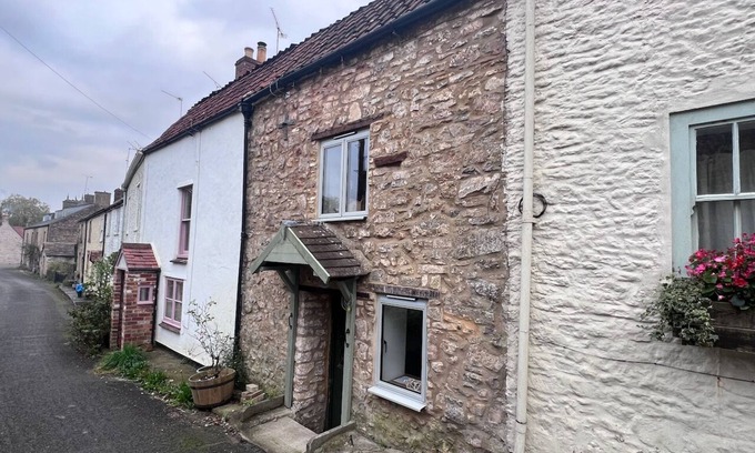 Nunney House | Cottage on Brook -> Castle, Walks, Shop & Cafe