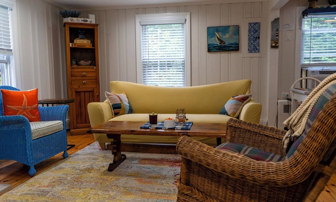 East Sandwich Cottage | Cottage on Fern - minutes to East Sandwich Beach