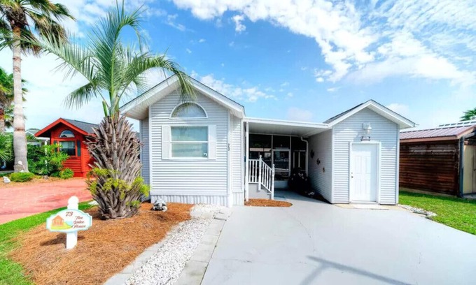 Upper Grand Lagoon House | Cottage on Lake in a Gated Resort Property Near Beaches & Entertainment