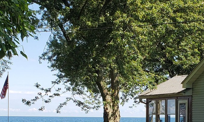 Kent House | Cottage on Lake Ontario near Point Breeze