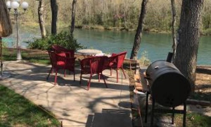 Hollister Cottage | Cottage on Lake Taneycomo, near the College of the Ozarks and the dam.