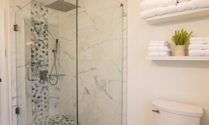 Ross House | Cottage on Main - Cheerful 2 brm home w/parking.