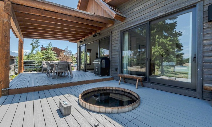 Eureka House | Cottage on the 10th Tee – Beautiful Stay for 7 w/Hot Tub & Fire Pit