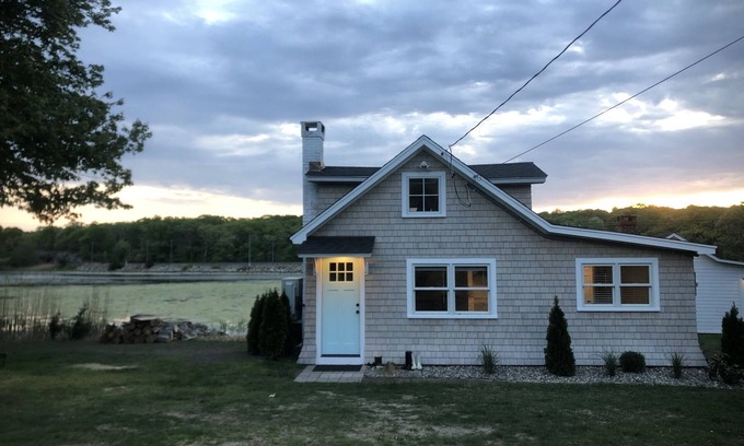 Niantic House | Cottage on the bay
