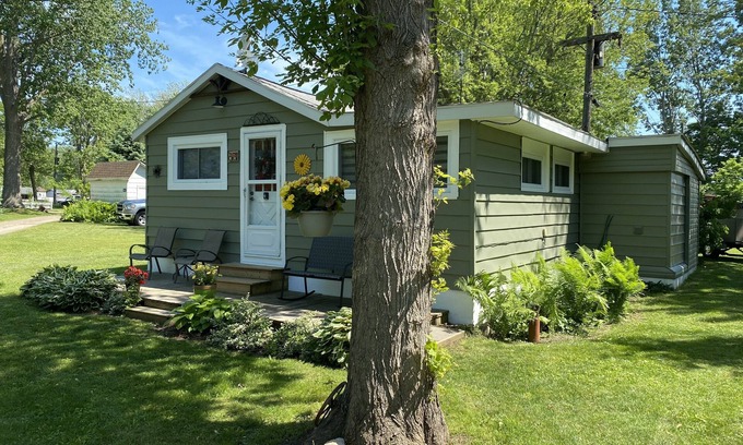 Colchester Cottage | Cottage On The Bluffs (Olive’s Place)