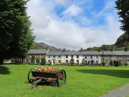 Beddgelert House | Cottage on the Green