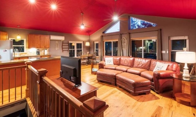 Lovingston House | Cottage on The Knoll (HOT TUB)