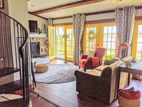 Le Claire House | Cottage on the Mississippi Venue and dog friendly