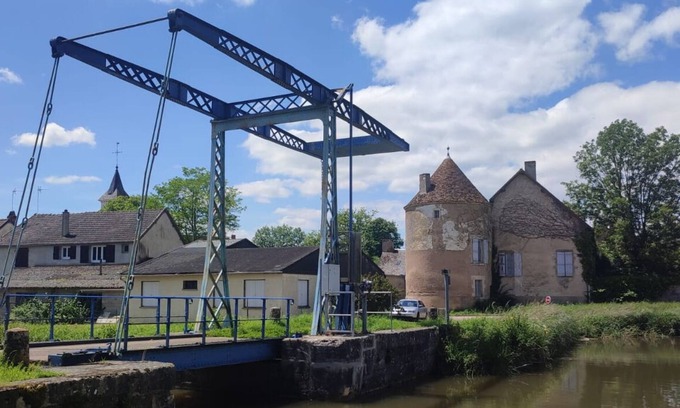 Tannay House | Cottage on the outskirts of the pretty town of Tannay near the Nivernais Canal.