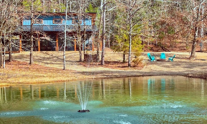 Broken Bow Cabin | Cottage on the Pond: Hot Tub, Patio, Fishing