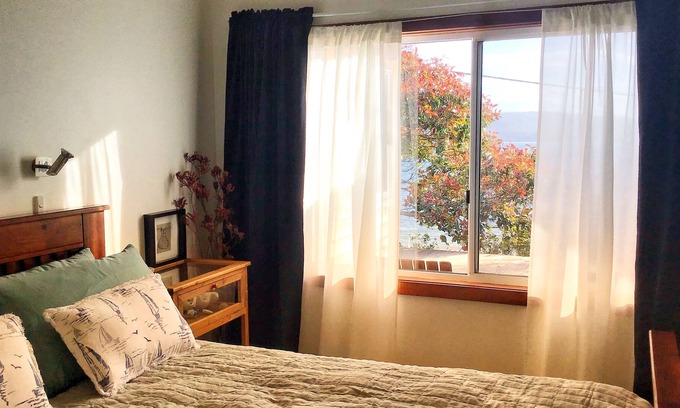 Tinderbox Cottage | Cottage overlooking marine reserve - 1 minute to beach