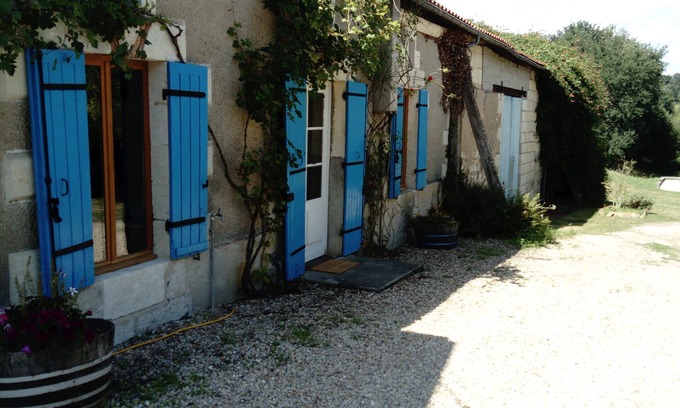 La Roche-Chalais Cottage | Cottage 'Porcherat - Perigord Vert, Dordogne' with Lake View, Private Garden and Wi-Fi