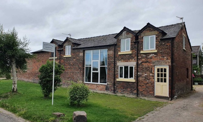 Ormskirk Cottage | Cottage-Private Bathroom-The Shippon