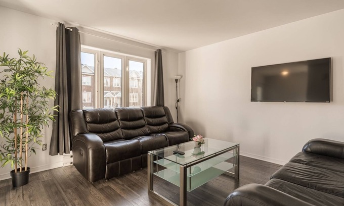 Brossard House | Cottage private spa & pool table