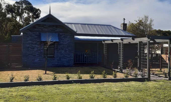 Yahl Cottage | Cottage - renovated with lounge, bedroom, bathroom and kitchenette