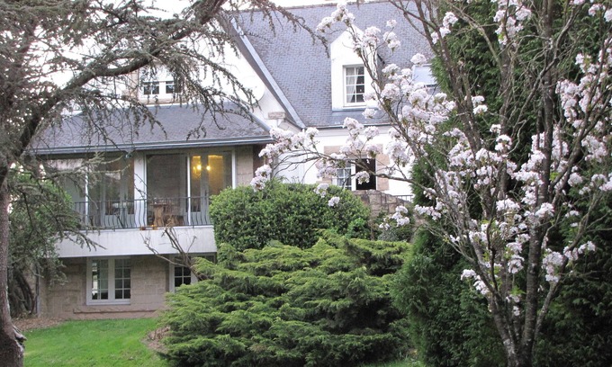 Baulon Cottage | Cottage Rental 90 m² with its beautiful park of 4000 m² and beautiful trees.