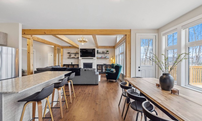 Dwight House | Cottage Retreat near Algonquin Park, Skiing, Hiking and Golfing with Game Room.