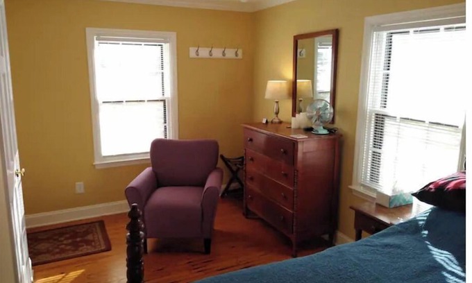Keene House | Cottage Retreat - Wine, Horses, Convenient