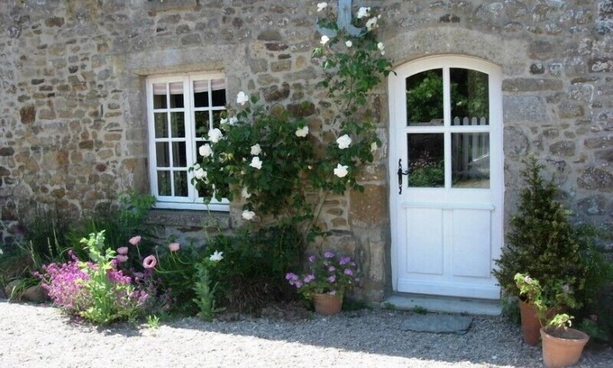 La Pernelle Cottage | Cottage situated in quiet hamlet deep in countryside but only 10km from the sea.