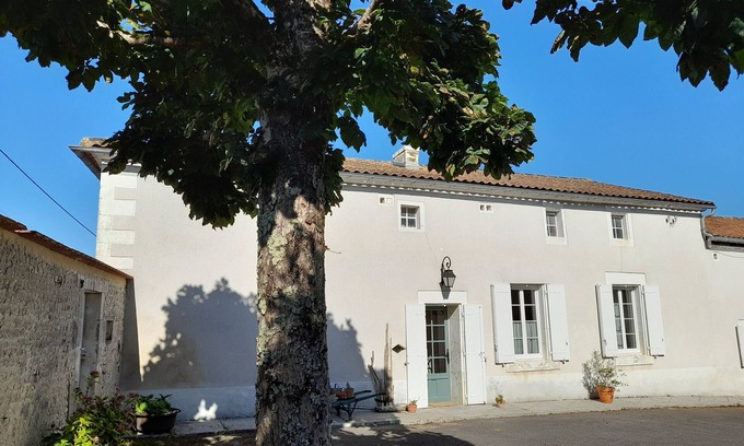 Ambleville House | Cottage 'Vacation Rental' with Private Terrace, Private Garden and Wi-Fi