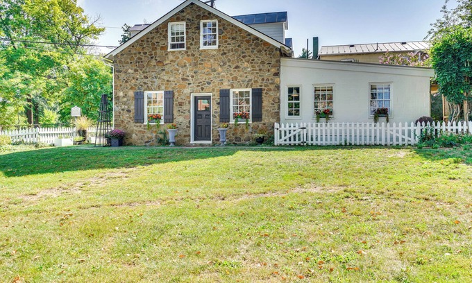 Leesburg's Old and Historic District Cottage | Cottage w/Furnished Patio & Garden: Dtwn Leesburg