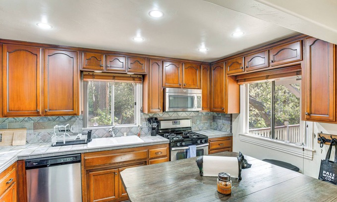 Crest Park Cottage | Cottage w/Private Hot Tub: 2 Mi to Lake Arrowhead