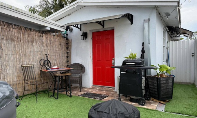 Miami Gardens Condo | Cottage w/Private Firepit, Entrance, Pking & BBQ