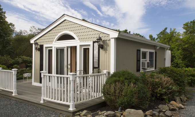 Fifth Ward Cottage | Cottage - Walk to the Mansions, Cliff Walk, Reject's Beach, Tesla charger