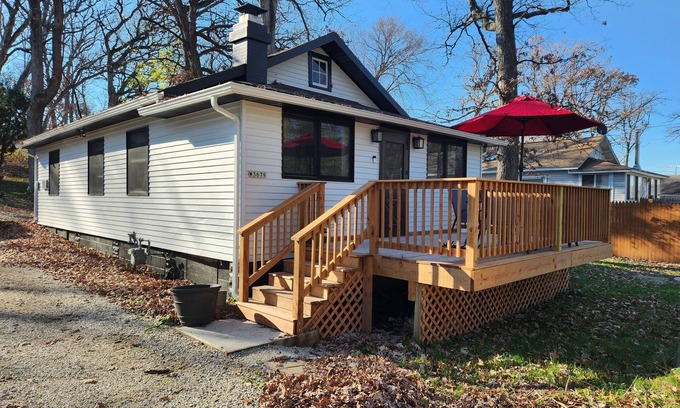 Zenda House | Cottage walking distance to Lake Geneva!